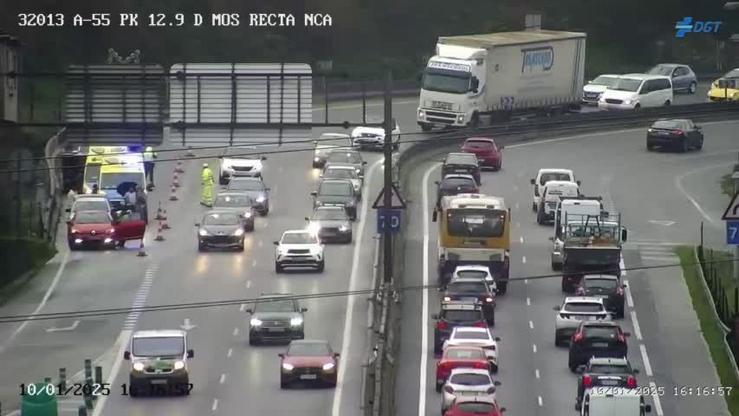 Imaxe da cámara da DXT do accidente na A-55, Auotovía Vigo-Tui, cun coche envorcado, provocando retencións / CÁMARA DA DXT