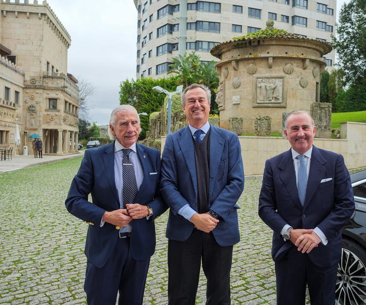 Alvariño, González-Bueno, presidente do Banco Sabadell, e Junceda este venres en Vigo / VICUS GALLAECIA
