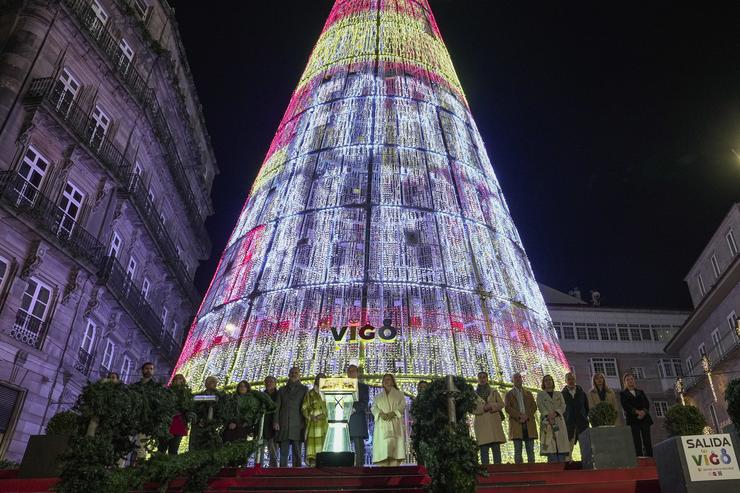 Abel Caballero e o seu equipo de goberno no apagado das luces de Nadal de Vigo 2024-2025.. ADRIAN IRAGO