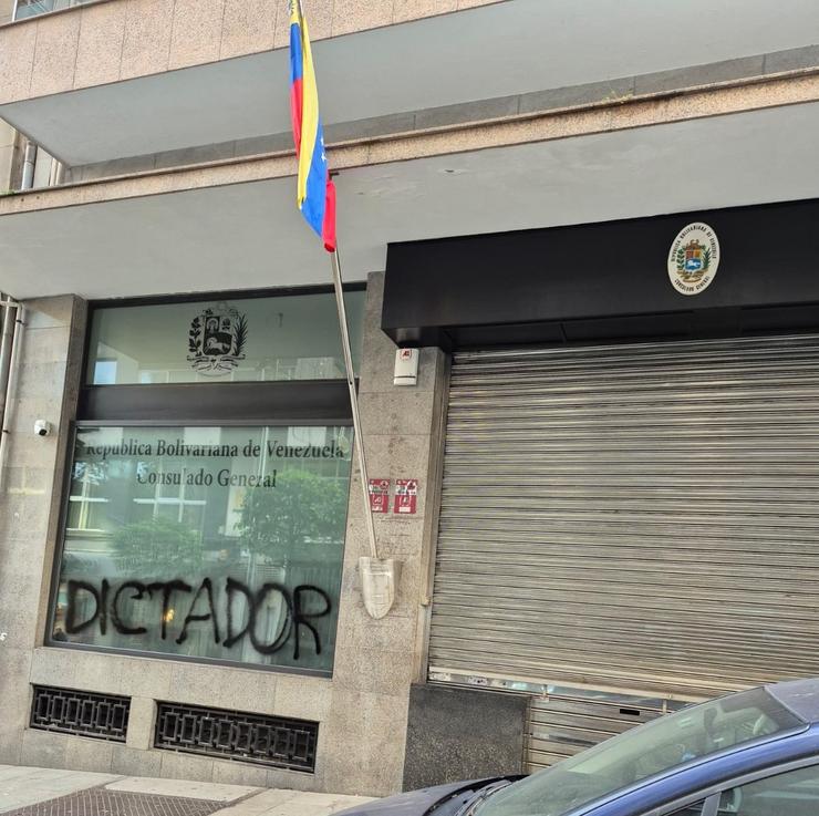 Pintada no Consulado de Venezuela en Vigo.. ASOCIACIÓN GALEGO-BOLIVARIANA HUGO CHÁVEZ / Europa Press