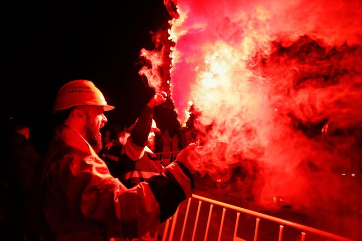 Varias persoas con botes de fume durante a concentración dos traballadores de Alcoa pola defensa do futuro da mariña, na Praza de Concello de Xove, a 11 de xaneiro de 2025 / Carlos Castro - Arquivo