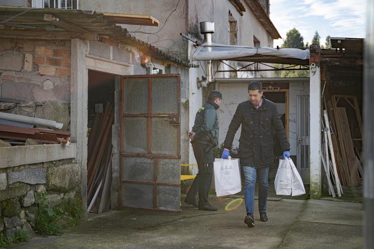 Un axente da Garda Civil con bolsas de probas da casa onde unha parella sufriu un violento asalto, en Meis (Pontevedra), a 14 de xaneiro de 2025. Elena Fernández - Europa Press / Europa Press