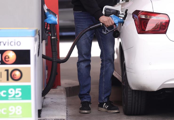 Un home inxecta carburante ao seu coche / Cézaro De Luca