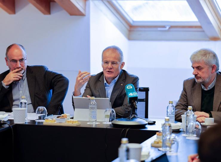 De esquerda a dereita, Melchor Fernández, catedrático da USC; Pedro Vega, director xeral de Planificación Estratéxica de ABANCA, e Manuel Fernández, profesor da USC / ABANCA