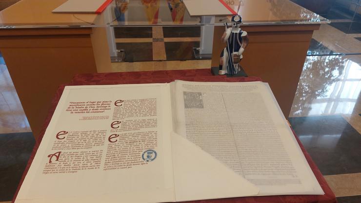 Agasallos intercambiados polo presidente do Goberno de Aragón, Jorge Azcón, e o da Xunta de Galicia, Alfonso Rueda: un documento que explica a aparición da Virxe María ao Apóstolo Santiago e a figura dun peregrino xacobeo / Europa Press