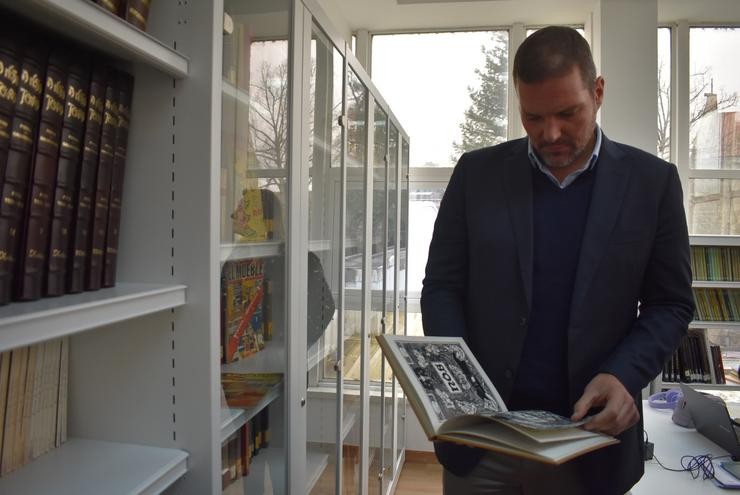 O conselleiro de Cultura, Lingua e Xuventude, José López Campos, na Biblioteca Municipal de Ribadavia / Xunta de Galicia
