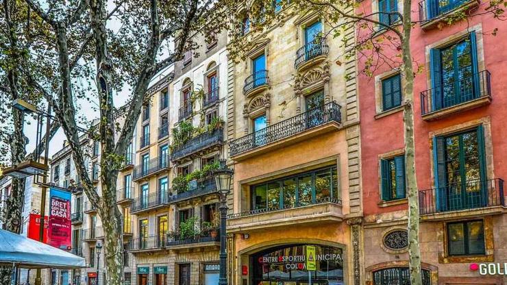 Vivendas nunha rúa turística de Barcelona / Pixabay