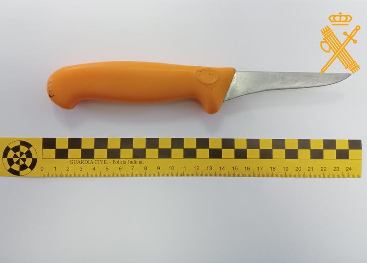 Coitelo utilizado polo detido para ferir e acoitelar o seu compañeiro / GARDA CIVIL 