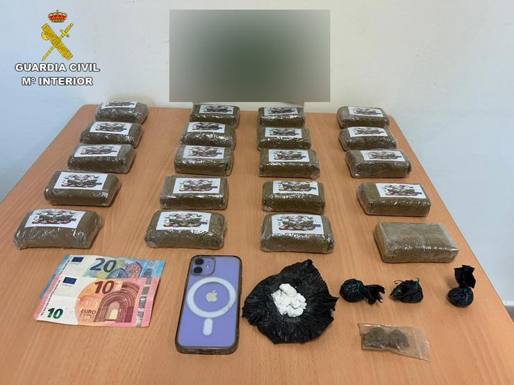 Droga e diñeiro intervido.. GARDA CIVIL DE PONTEVEDRA / Europa Press