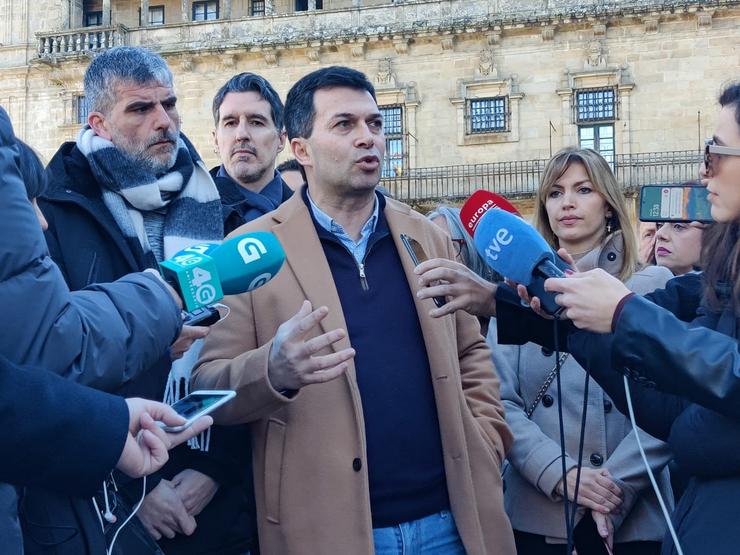 O que fose secretario xeral do PSdeG entre 2017 e 2021, Gonzalo Caballero, en declaracións as os medios xunto a militantes do partido. PSDEG / Europa Press