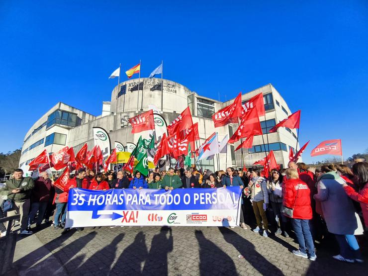 Protesta dos sindicatos CIG, CSIF, CCOO e UXT ante a Consellería de Sanidade para pedir a aplicación das 35 horas para todo o persoal do Sergas. / Europa Press