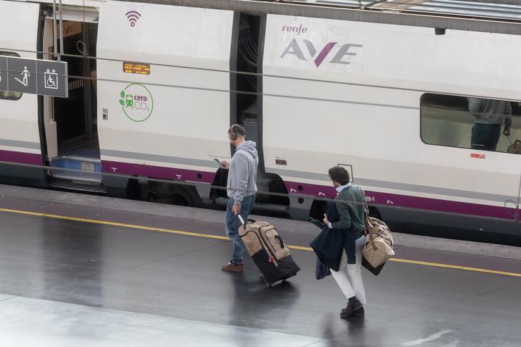 Varios viaxeiros collen un tren AVE de Renfe na Estación Porta de Atocha / Eduardo Parra - Arquivo