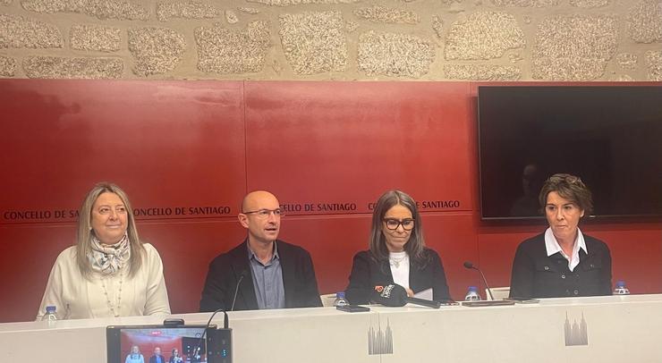 O ata agora portavoz do PSdeG, Gonzalo Muíños, acompañado do tres concelleiras que o apoian: Mila Castro, Mercedes Rosón e Marta Álvarez / Europa Press - Arquivo