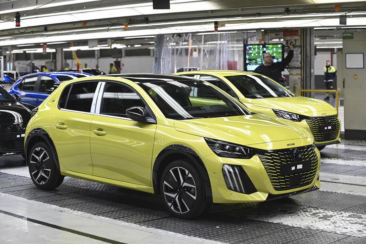 Un dos coches que se fabrica na planta de Stellantis en Figueruelas / RAMÓN COMET - Arquivo
