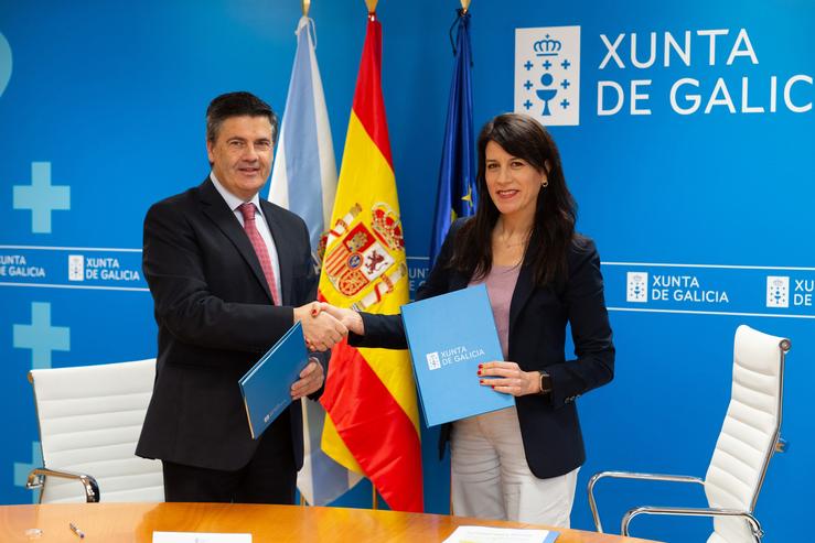O presidente do Consello da Avogacía Galega, Francisco José Rabuñal, e a conselleira de Vivenda e Planificación de Infraestruturas, María Martínez Allegue / XUNTA / Europa Press