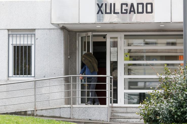 Un dos dous homes detidos pola agresión sexual sae do Xulgado de Chantada, a 21 de xaneiro de 2025, en Chantada, Lugo, Galicia (España). Os dous homes foron detidos pola Garda Civil onte, 20 de xaneiro, no municipio lugués de Chantada c. Carlos Castro - Europa Press