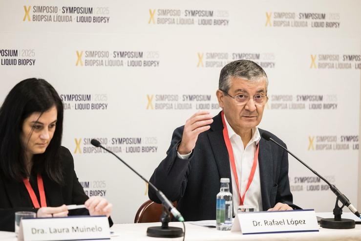 A doutora Laura Muinelo e o xefe de Oncoloxía Médica do Hospital Clínico de Santiago, Rafael López, na presentación do X Simposio de Biopsia Líquida / TACTICS