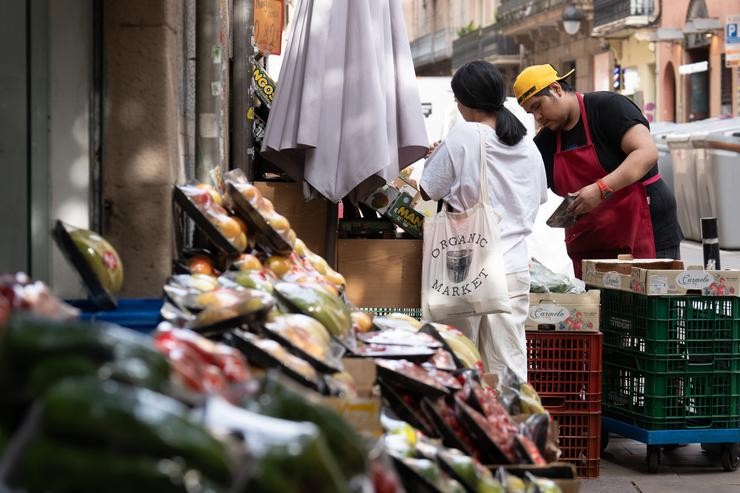 Varias froitas expostas no exterior dunha frutería rexentada por un traballador autónomo / David Zorrakino - Arquivo