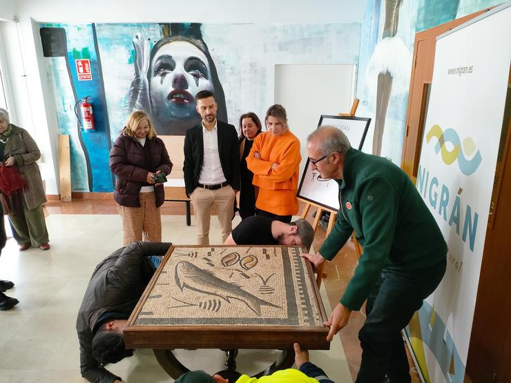 O alcalde de Nigrán (Pontevedra), Juan González, xunto ao mosaico romano de Panxón, recuperado tras máis de 20 anos fóra de España. / Europa Press