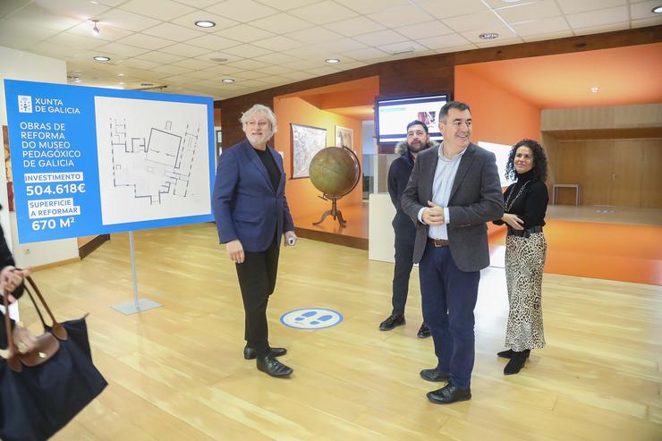 O conselleiro de Educación, Ciencia, Universidades e Formación Profesional, Román Rodríguez, na súa visita ao Mupega / Xunta de Galicia