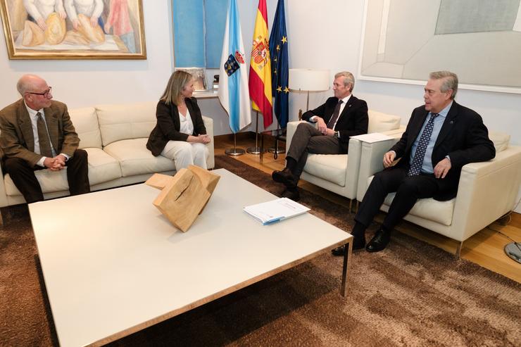O presidente da Xunta, Alfonso Rueda, reunido con representantes da Asociación Española de Meninxite e co conselleiro de Sanidade, Antonio Gómez Caamaño. DAVID CABEZON @ XUNTA / Europa Press
