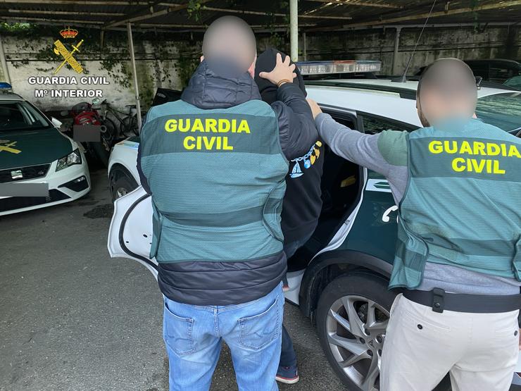 A Garda Civil detén a un veciño de Mos como suposto autor dos roubos con violencia dun establecemento de Tui. GARDA CIVIL