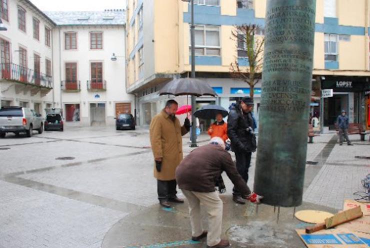 Instalación do Miliario en Armanyá, en Lugo / Concello de Lugo - Arquivo