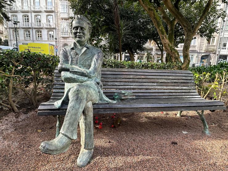 O Concello de Vigo instala unha escultura de Domingo Villar para perpetuar o seu recordo na memoria da cidade.. CONCELLO / Europa Press