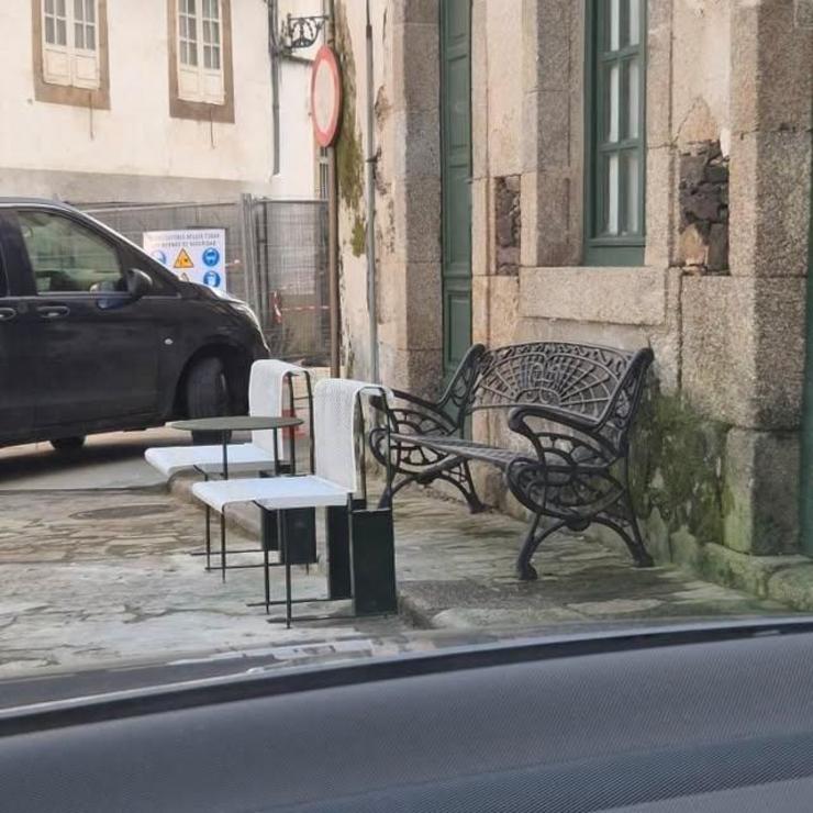 Bancos situados na rúa Travesa en Betanzos / Betanceiros en el Mundo
