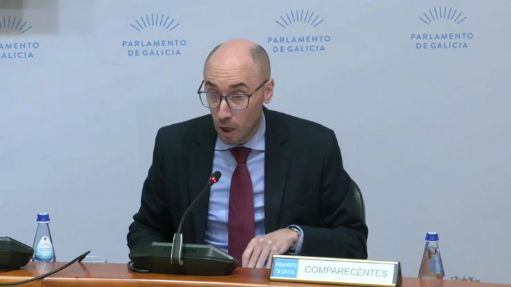 O director xeral de Familia e Infancia, Jacobo Rey, na comisión 5ª do Parlamento galego / PARLAMENTO DE GALICIA