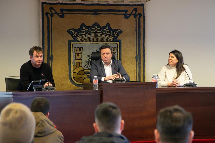 O presdietne da Deputación da Coruña, Valentín González Formoso; xunto á deputada de Plans Provinciais, Cristina Rei García; e o alcalde de Sada, Benito Portela, durante a presentación do balance do Plan Único de Concellos de 2025. DEPUTACIÓN DA CORUÑA / Europa Press