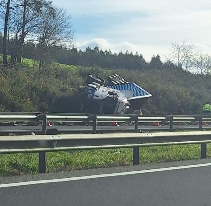 Aparatoso accidente dun camión / Inés