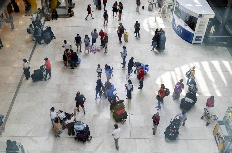 Arquivo - Varias persoas con maletas na terminal T4 do aeroporto Adolfo Suárez Madrid-Barallas, a 30 de agosto de 2024, en Madrid (España).  As aerolíneas que operan no Aeroporto Adolfo Suárez Madrid-Barallas ten previsto operar 3.412 voos en. Alberto Ortega - Europa Press - Arquivo / Europa Press
