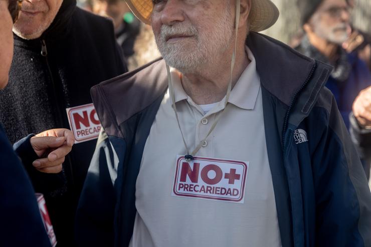Un home leva un adhesivo na que se le 
