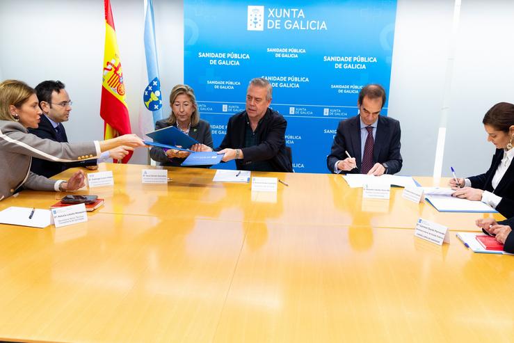 O conselleiro de Sanidade, Antonio Gómez Caamaño, asina o convenio de colaboración para a rede de farmacias sentinela cos presidentes dos colexios oficiais de farmacéuticos.. XUNTA / Europa Press