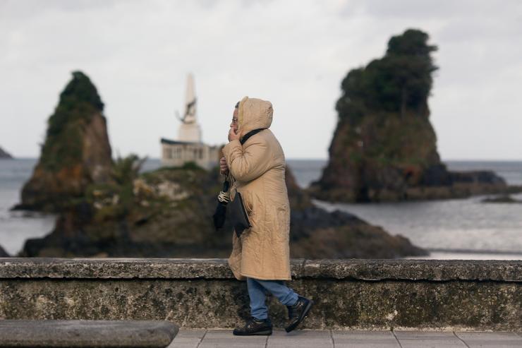 Unha persoa con carapucha camiña en Viveiro, a 8 de xaneiro de 2025, en Viveiro, Lugo, Galicia (España). Durante esta mañá de mércores, Galicia rexistrou ventos de máis de 150 quilómetros por hora, en concreto, o valor máximo, segundo Meteogalicia, hase. Carlos Castro - Europa Press / Europa Press