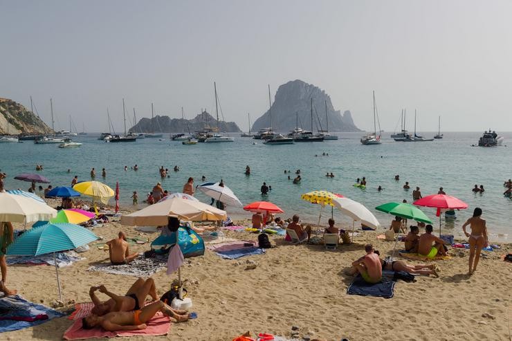 Arquivo - Varias persoas na praia de Cala d