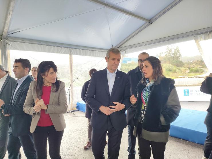 O presidente da Xunta, Alfonso Rueda (c), xunto á conselleira María Martínez Allegue (i) e a alcaldesa de Tomiño, Sandra González (d), no acto no que se anunciou a licitación dun novo tramo da AG-42 / Europa Press