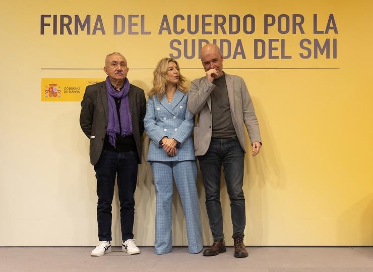 Arquivo -  Yolanda Díaz, xunto aos secretarios xerais de CCOO, Unai Xordo, e de UXT, Pepe Álvarez, durante a firma do acordo para a subida do 5% do Salario Mínimo Interprofesional (SMI).. Eduardo Parra - Europa Press - Arquivo / Europa Press