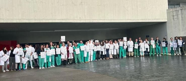 Concentración de médicos ante o Hospital Universitario Lucus Augusti (HULA) para reclamar un estatuto propio. / Europa Press