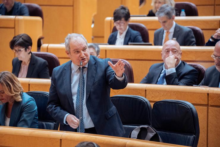 O ministro de Industria e Turismo, Jordi Hereu, intervén durante unha sesión de control ao Goberno no Senado / Gabriel Luengas