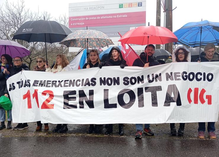 Traballadores do 112 concéntranse na Estrada (Pontevedra) para reclamar a xestión pública do servizo. CIG / Europa Press