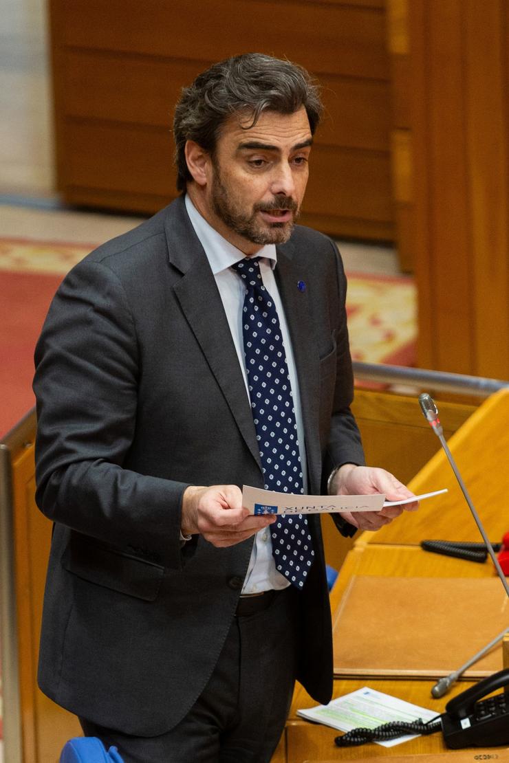 O conselleiro de Presidencia, Xustiza e Deportes, Diego Calvo, responde a unha pregunta no pleno do Parlamento galego / Xunta de Galicia