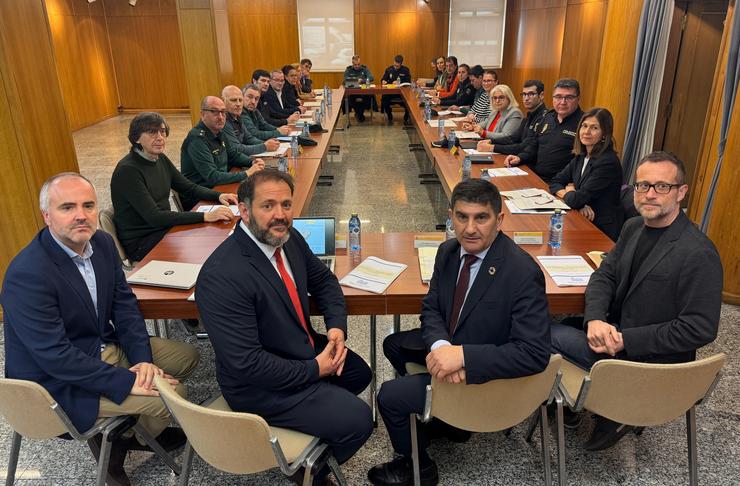 O delegado do Goberno en Galicia, Pedro Branco, xunto a representantes da comunidade escolar e das Forzas de Seguridade do Estado, na comisión de seguimento do Plan para a convivencia e mellora da seguridade nos centros educativos. DELEGACIÓN DO GOBERNO EN GALICIA / Europa Press