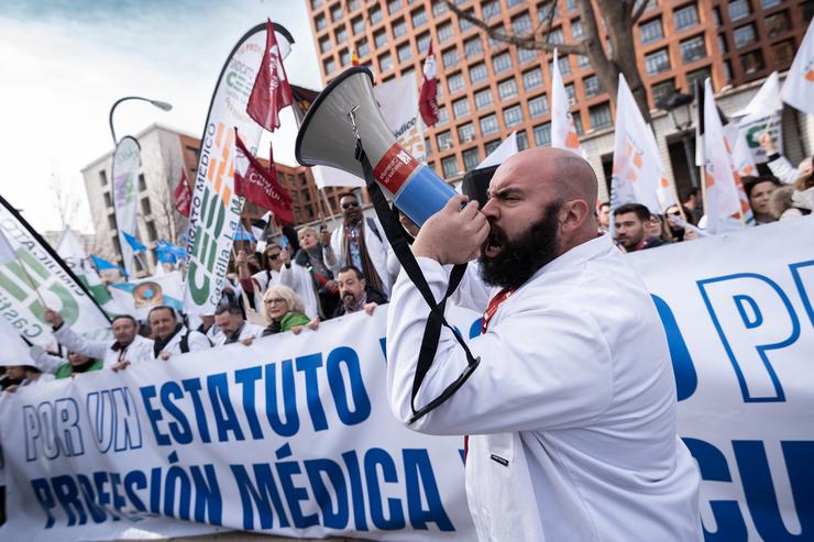 Decenas de persoas durante unha concentración dos sindicatos médicos fronte ao Ministerio de Sanidade, a 13 de febreiro de 2025, en Madrid / Diego Radamés