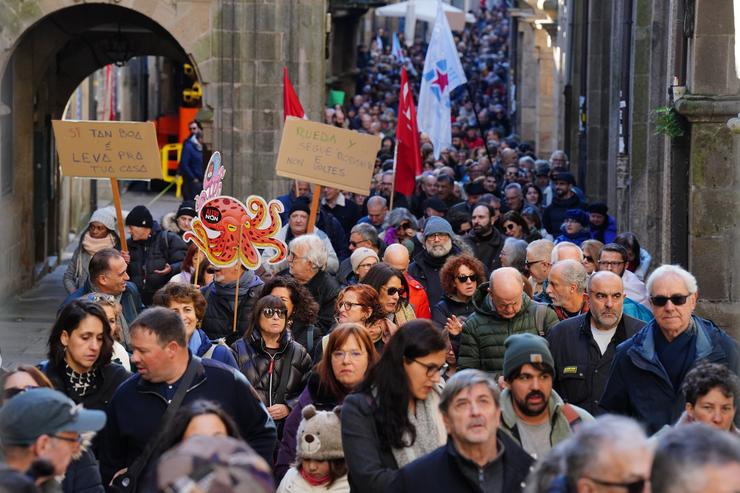 Centos de persoas durante unha nova protesta contra a empresa de celulosa Altri / Álvaro Ballesteros - Europa Press