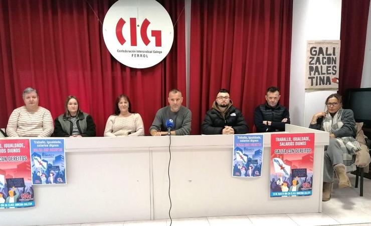Traballadores e o delegado de CIG Servizos na sede do sindicato de Ferrol / Europa Press