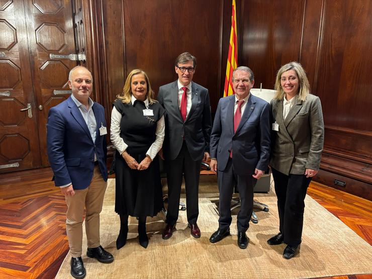 (I-D) O Delegado De Zona Franca En Vigo, David Regades; A Tenente De Alcalde, Carmela Silva; O President Da Generalitat, Salvador Illa; O Alcalde De Vigo, Abel Caballero; E A Concelleira Viguesa Patricia Rodríguez.. CONCELLO DE VIGO