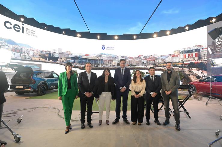 O ministro para a Transformación Dixital e a Función Pública, Óscar López, e o presidente da Deputación da Coruña, Valentín González Formoso, entre outras autoridades, durante a inauguración do estudio virtual Coruña Estudo Inmersivo / M. Dylan