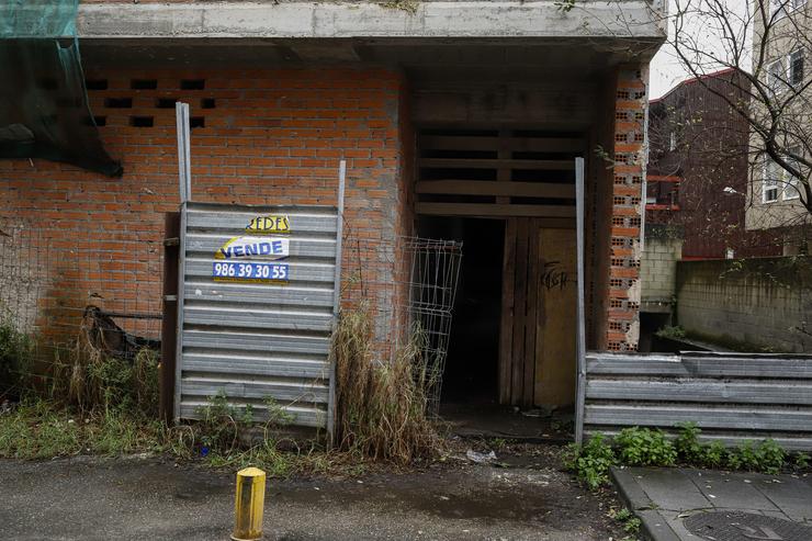 A entrada ao edificio de cálea Atranco de Cangas, onde estas madrugada brigadas da Garda Civil accedían para desmantelar unha rede de distribución de ansiolíticos ilegal, a 13 de febreiro de 2025, en Cangas, Pontevedra, Galicia (España). A Garda. Adrián Irago - Europa Press / Europa Press